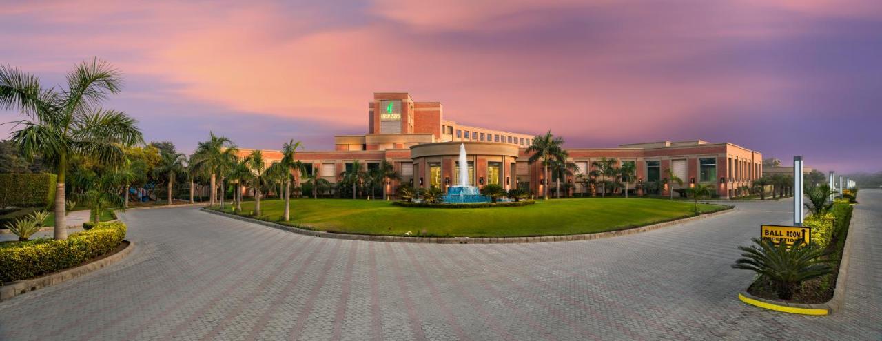 Nirvana Luxury Hotel L Ludhiana Exteriör bild