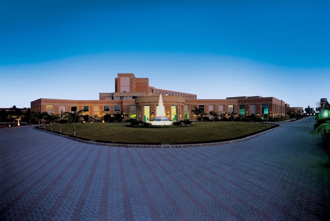 Nirvana Luxury Hotel L Ludhiana Exteriör bild