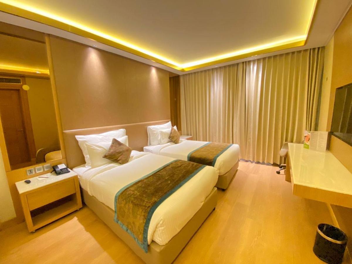 Nirvana Luxury Hotel L Ludhiana Exteriör bild