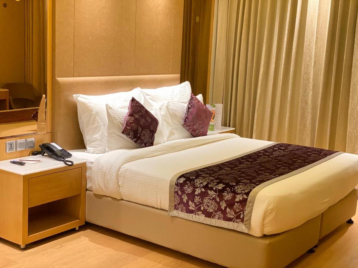 Nirvana Luxury Hotel L Ludhiana Exteriör bild