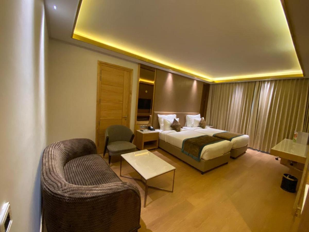 Nirvana Luxury Hotel L Ludhiana Exteriör bild
