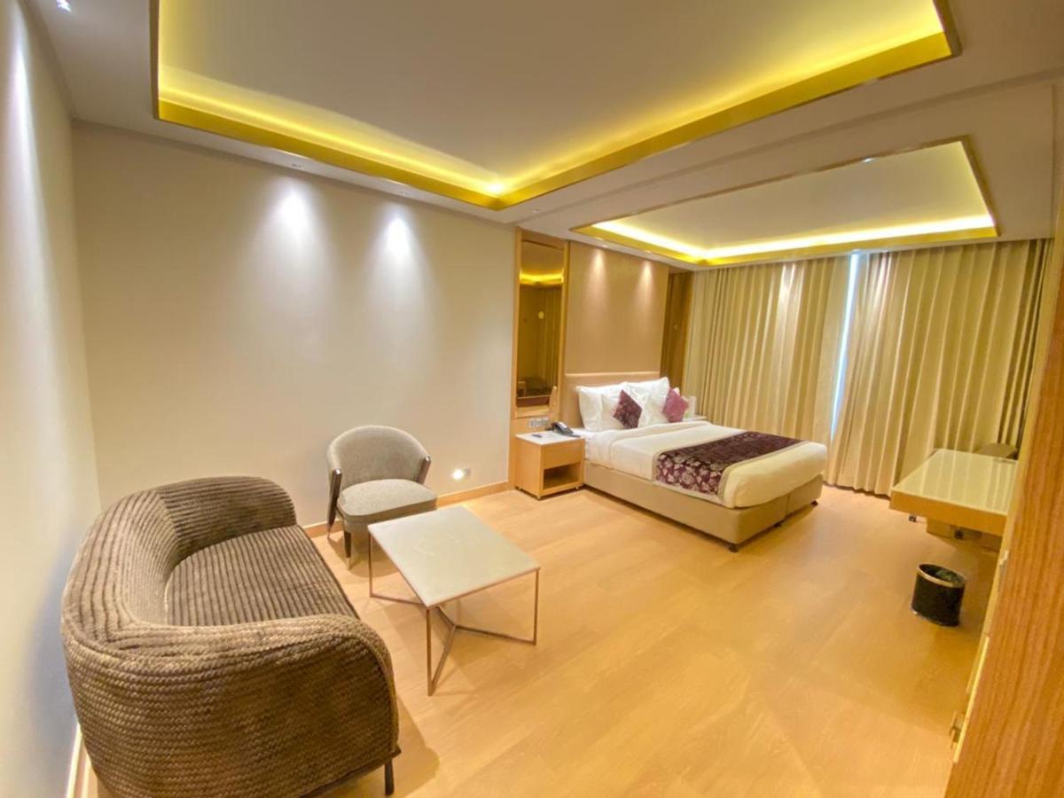 Nirvana Luxury Hotel L Ludhiana Exteriör bild